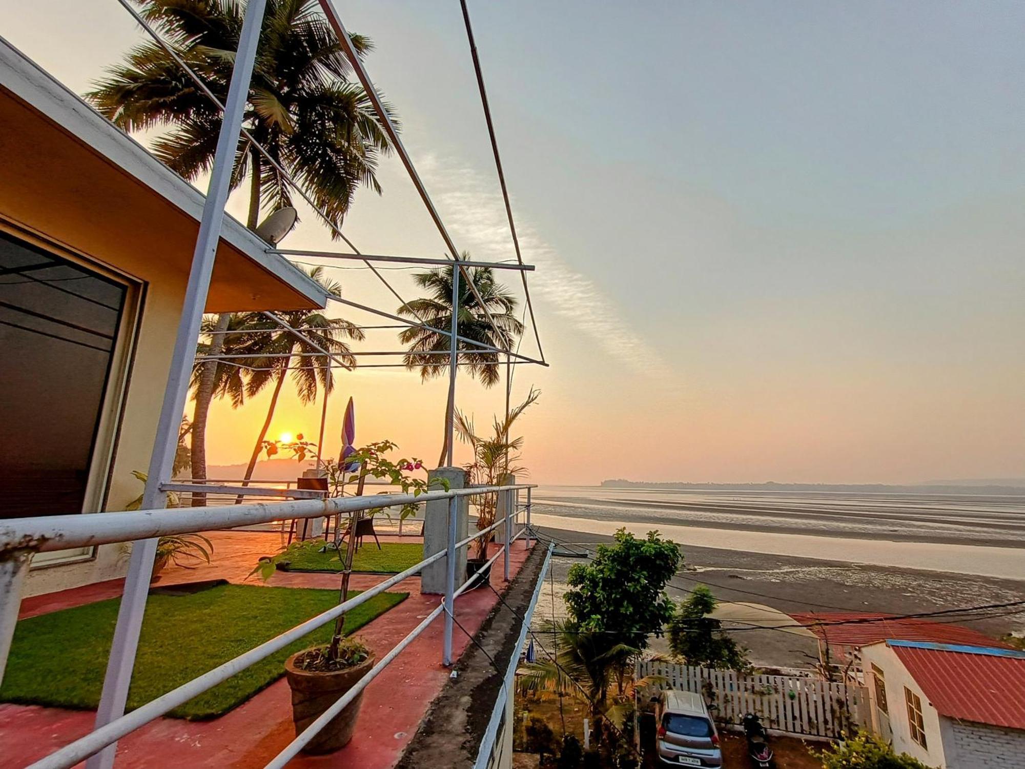 Gs Home On The Bay - Super Sea View Glass Studio Apartment Vagator Exterior photo
